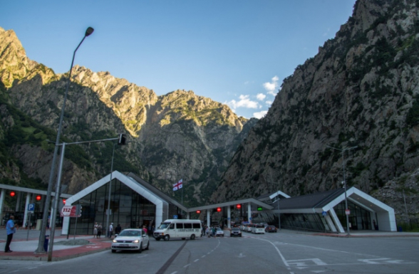 Լարսը փակ է մեծ բեռնատարների համար